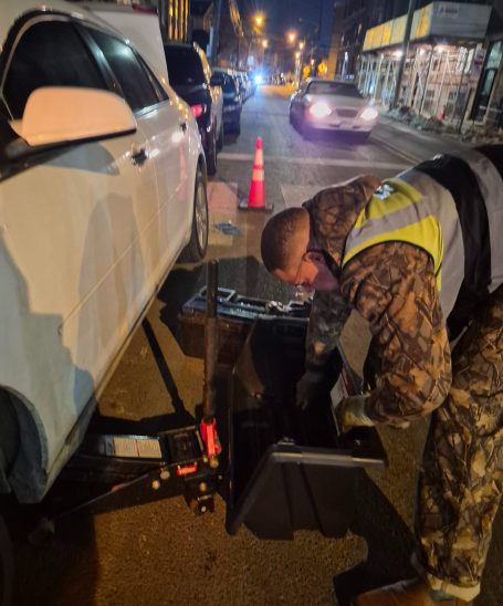 Flat Tire Roadside Assistance Service flat tire roadside assistance service changing tire